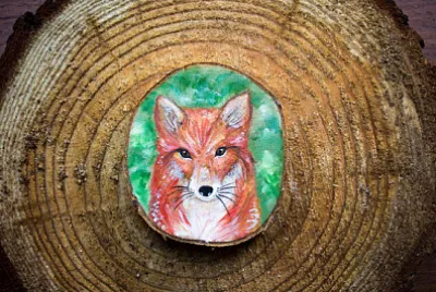 Målat skogsdjur på en skuren träbit. Beau