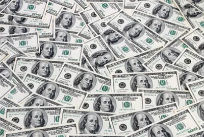 פאזל של נייר מציין דולרים אמריקאים כחלק מהמימון