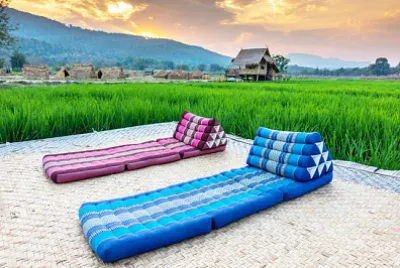 Sofá relajante en el campo de arroz, Cómoda cama en un