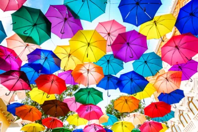 Fundo multicolorido de guarda-chuvas. Umbre colorido
