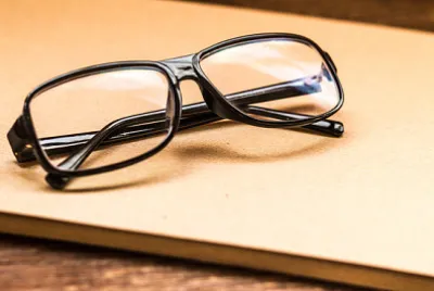 ペインティング用ベージュグレイン古紙の眼鏡