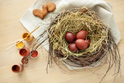 Förbereder för påsk. Färgglad dekoration, dekorera