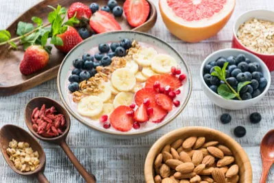 Acai Smoothie skål med granola, banan, jordgubbar