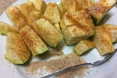 Cortar guayabas espolvoreadas con ciruela ácida