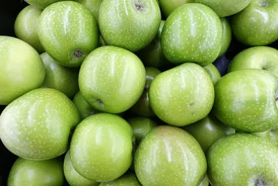Beaucoup de pommes vertes juteuses mûres au supermarché.