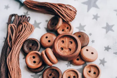 美しい綿生地で手作りされた木製のボタン