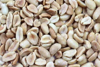 御馳走の要素としての皮をむいた穀物ピーナッツ