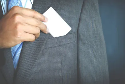 Jovem empresário segurando um cartão branco e