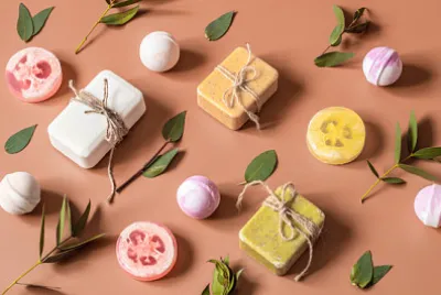 Плоска композиция с козметични продукти на цвят