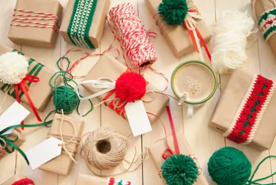 縞模様の紙と水玉模様のギフト。赤