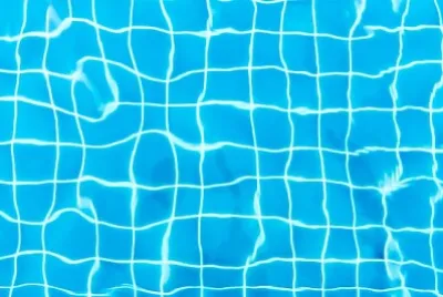 Tuiles bleues de piscine dans une piscine