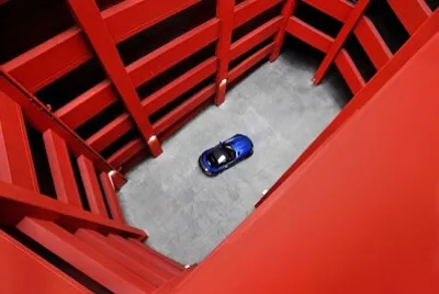 Синя кола на Червен паркинг