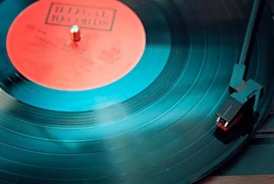 Vinile che suona sul giradischi
