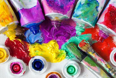 Tubos de pintura al óleo y pinceles de primer plano