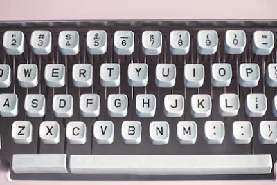 Máquina de escribir retro rosa pastel