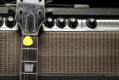 Guitarra amplificada e elétrica