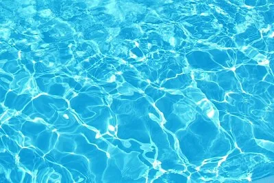 Niebieska powierzchnia wody