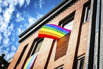 Pride flagga på byggnad