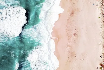 Vista aérea do oceano lavando na areia