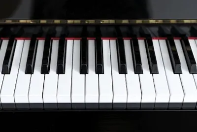 Primer plano de un piano de cola