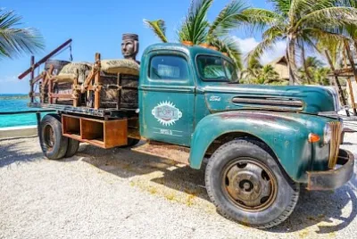 Vecchio camion Ford - isola di Cozumel, Messico
