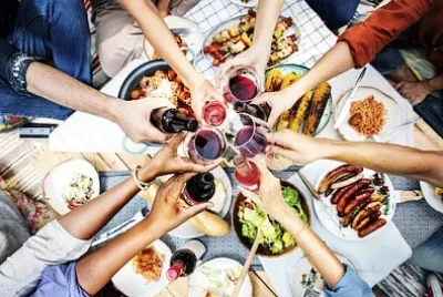 Przyjaciele robią toast