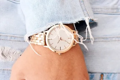 Primo piano dell'orologio d'oro
