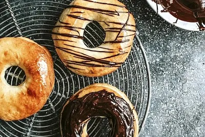 新鮮出爐的自製甜甜圈