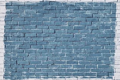 Rectangle bleu sur un mur de briques blanches