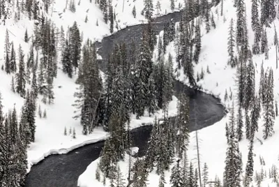 Il fiume Lewis curva attraverso il canyon