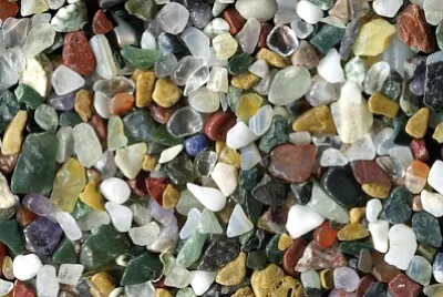 Montón de piedras de colores
