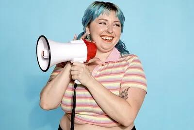 メガホンを持つ女性