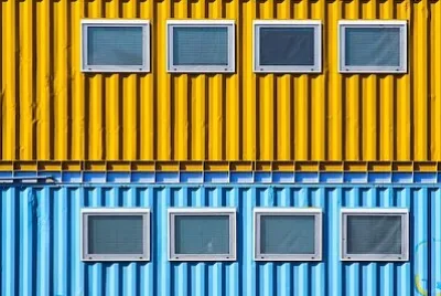 Gelbe und blaue Container