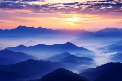 霧深い山の日の出