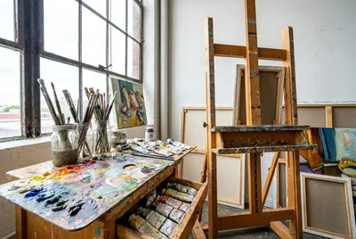 Bunte Atelier-Ecke für Künstler