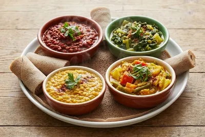 Äthiopisches Injera mit bunten Linsen