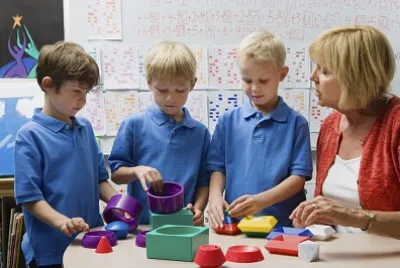 Niños jugando jigsaw puzzle