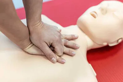 Un corazón con las manos realizando compresiones t