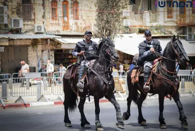 שני סוסי משטרה עם השוטרים עליהם במרכז העיר ירושלים