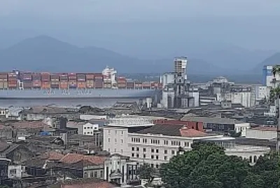 Vista do Monte Serrat para o porto de Santos
