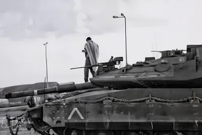חייל על טאנק