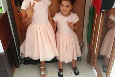 בנות אחינתי כשהיו קטנות לפני שנתיים בבית שלי