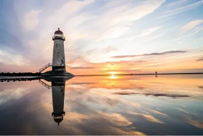 Faro al atardecer