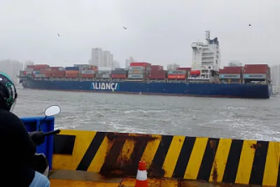 Travessia de balsa Guarujá-Santos