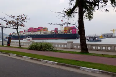 Entrada do navio no porto de Santos