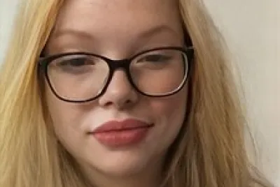 Rubia con lentes