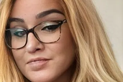 rubia con lentes 2
