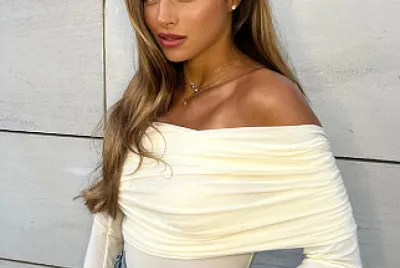 נועה המושלמת בחולצה לבנה וגינס