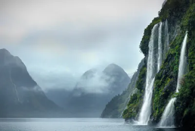 Cascada sobre el Lago jigsaw puzzle