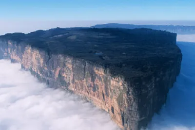 Roca entre nubes jigsaw puzzle